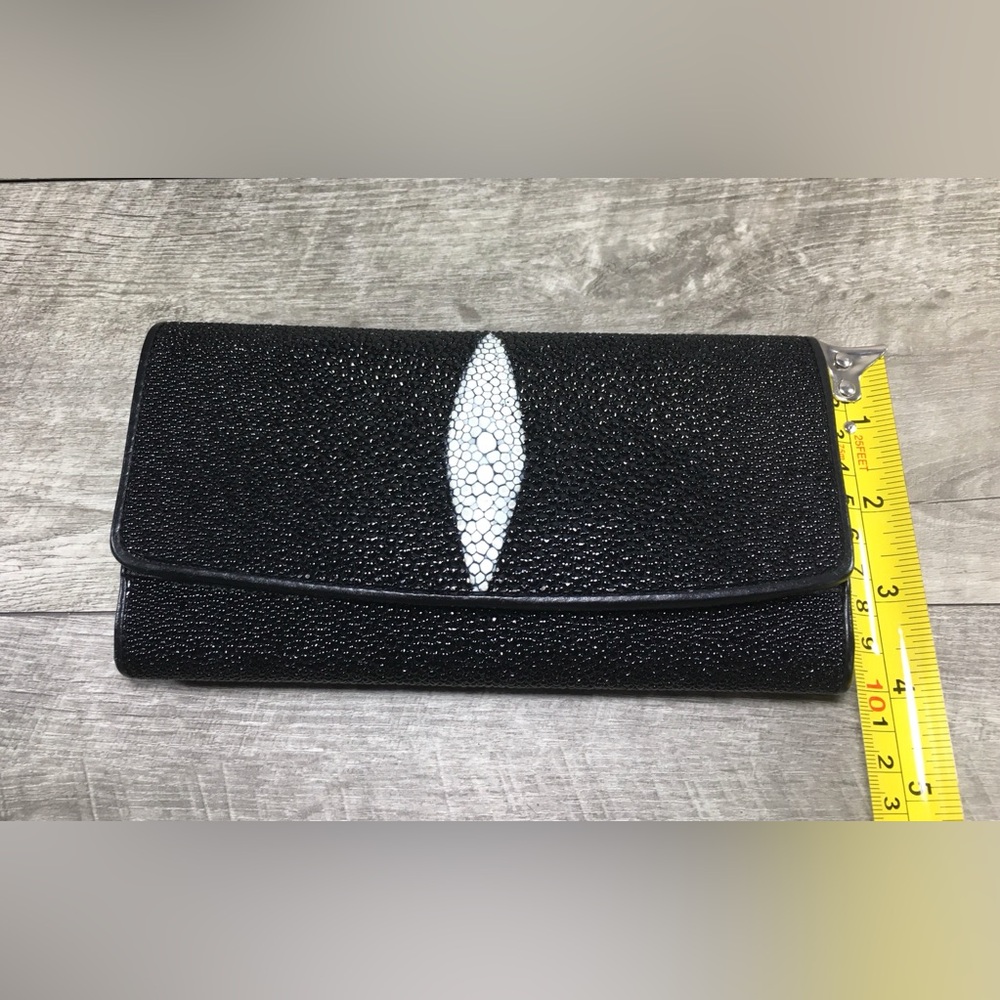 New Stingray Black Clutch with White Accent Wallet Trifold Snap Coins Organizer - Picture 4 of 9